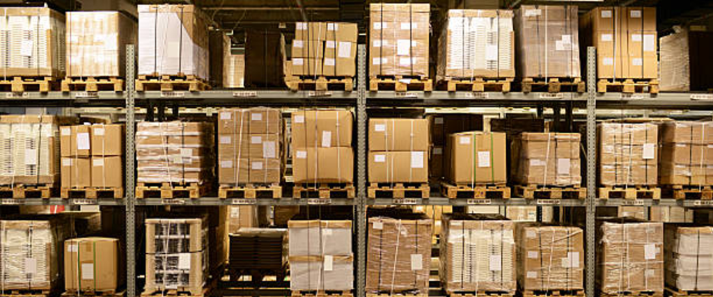 magazijnstelling met restpartijen in het warehouse van opkoper Zerostock