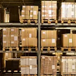 magazijnstelling met restpartijen in het warehouse van opkoper Zerostock